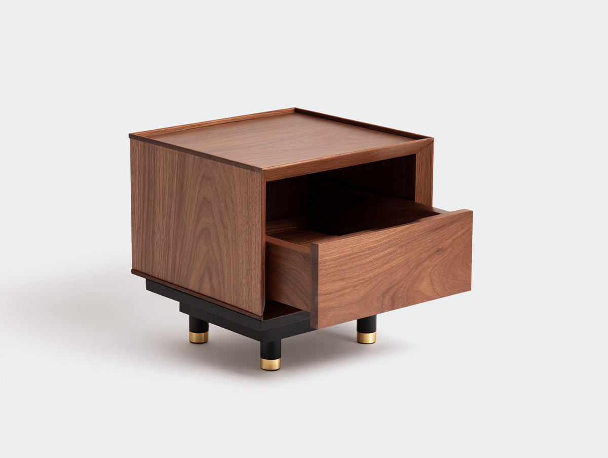 Table d'appoint 50×42×50 cm - bois brun et pieds noirs dorés - 1 tiroir sans poignée pour chambre à coucher